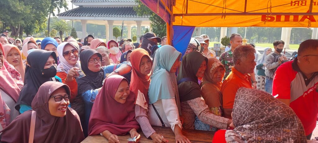 Antrean Operasi Pasar Murah di Ngawi Mengular